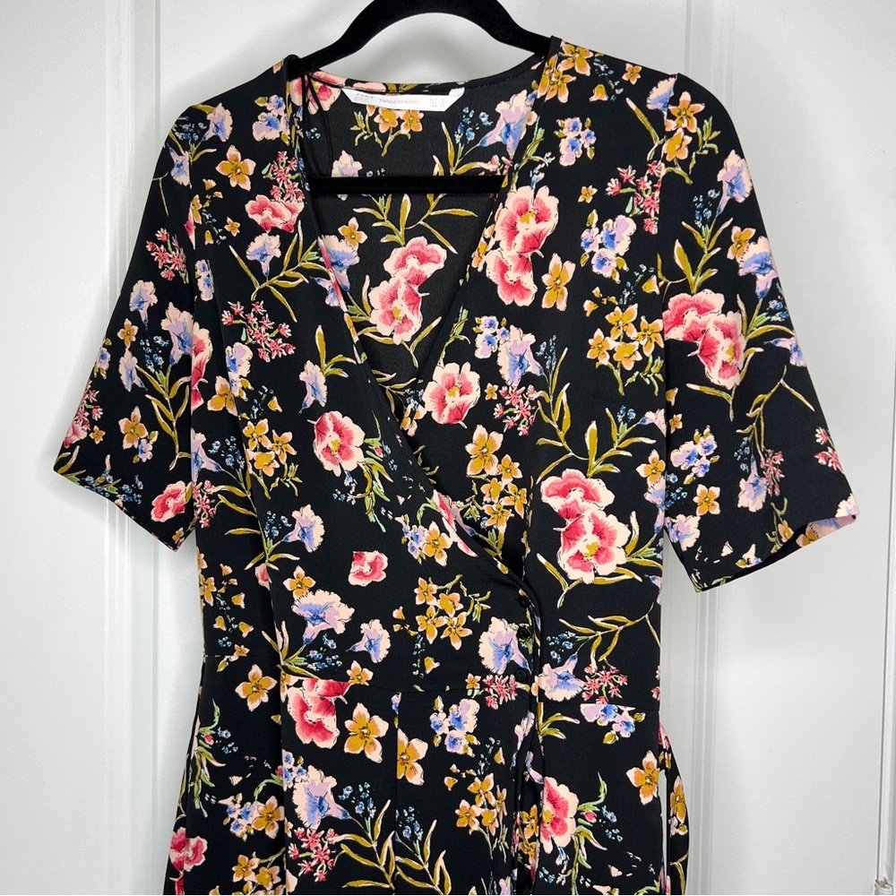 Zara Trafaluc Collection size Medium Black Floral Wrap Jumpsuit Pockets V-nevk